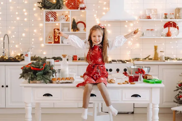 Una Niña Feliz Cocina Navidad Está Sentada Mesa Con Galletas —  Fotos de Stock
