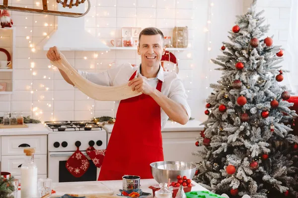 Chef Masculino Prepara Masa Cocina Navidad Antes Del Año Nuevo —  Fotos de Stock