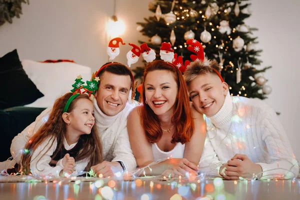 Retrato Cerca Una Familia Feliz Tendida Cerca Árbol Navidad Celebrando —  Fotos de Stock