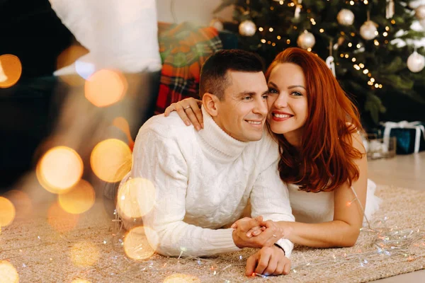 Mutlu Bir Evli Çift Evdeki Noel Ağacının Yanında Yerde Yatıyor — Stok fotoğraf