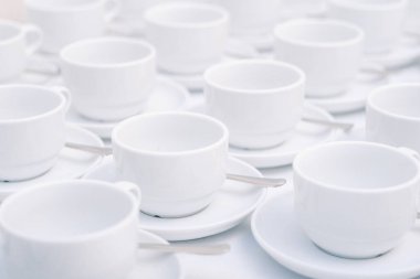 Masada duran çay fincanları...