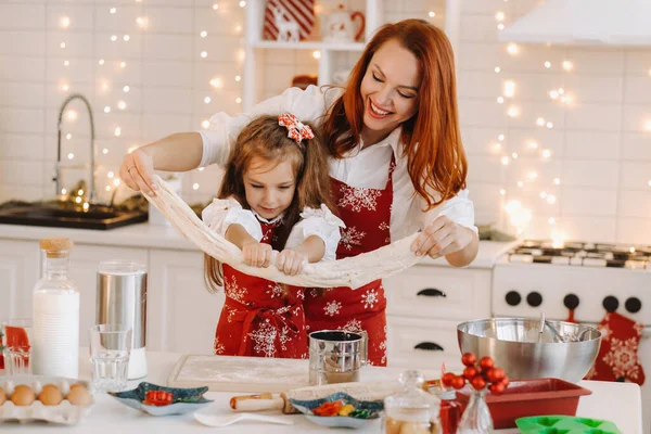 Máma Dcera Novoroční Kuchyni Drží Společně Těsto Vánoční Cukroví — Stock fotografie