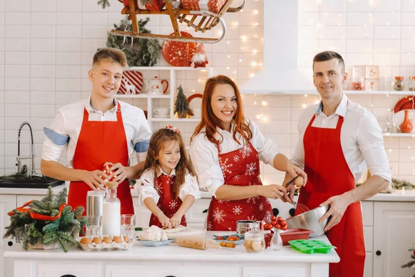 Šťastná Rodina Stojí Vánoční Kuchyni Připravuje Těsto Pečení Sušenek — Stock fotografie