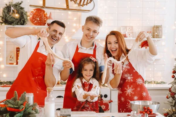 一家人站在厨房里 圣诞节前手里拿着钱 — 图库照片