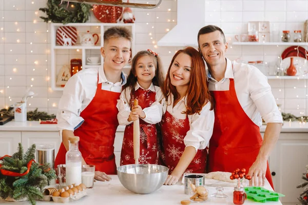 Šťastná Rodina Stojí Vánoční Kuchyni Připravuje Těsto Pečení Sušenek — Stock fotografie