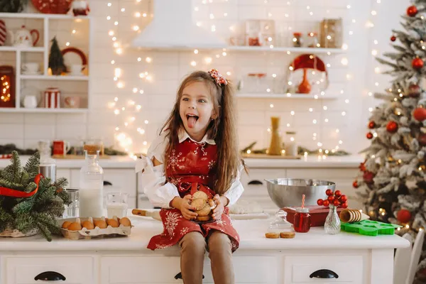 Una Niña Feliz Cocina Navidad Está Sentada Mesa Con Galletas —  Fotos de Stock