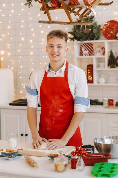 新年前 一位男性厨师在圣诞厨房里准备面团 — 图库照片