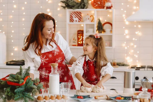 妈妈和女儿在新年厨房里一起为圣诞饼干准备面团 — 图库照片
