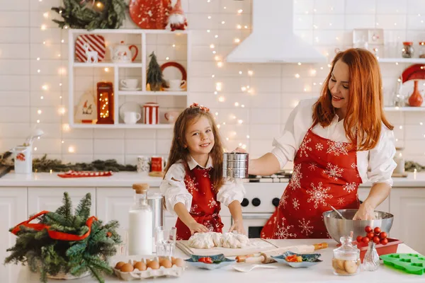 Máma Dcera Novoroční Kuchyni Společně Připraví Těsto Vánoční Sušenky — Stock fotografie
