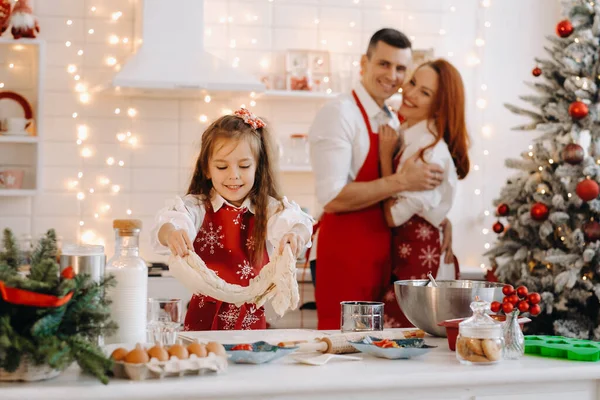 Una Niña Pequeña Cocina Año Nuevo Hace Dinero Mamá Papá —  Fotos de Stock