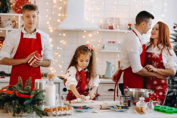 新年厨房里的一个小女孩做面团 她的家人帮她做面团 — 图库照片