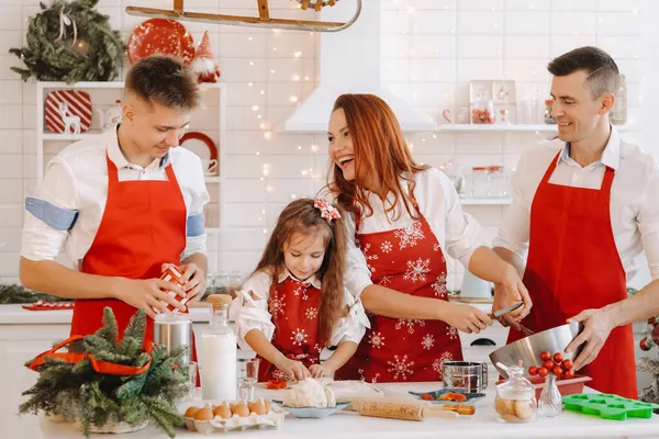 一个快乐的家庭正站在圣诞厨房里 为做饼干准备面团 — 图库照片