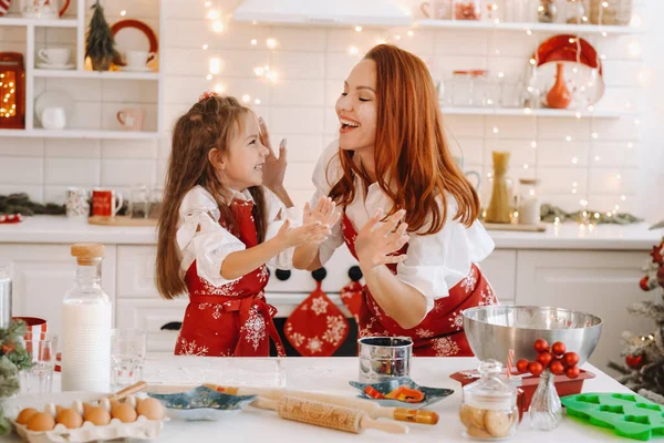 妈妈和女儿在新年厨房里一起为圣诞饼干准备面团 — 图库照片