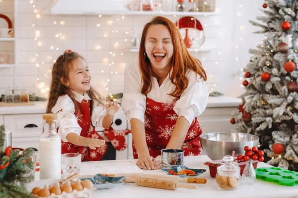 Mamá Hija Cocina Año Nuevo Juntos Preparan Masa Para Las —  Fotos de Stock