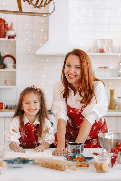 Mamá Hija Cocina Año Nuevo Juntos Preparan Masa Para Las —  Fotos de Stock