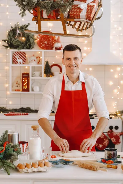 Chef Masculino Prepara Masa Cocina Navidad Antes Del Año Nuevo —  Fotos de Stock