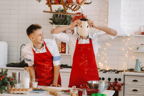 爸爸和儿子在圣诞厨房为做饼干准备面团 — 图库照片