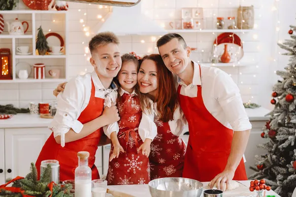 一个快乐的家庭正站在圣诞厨房里 为做饼干准备面团 — 图库照片