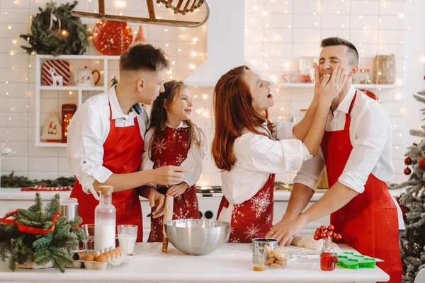 Šťastná Rodina Stojí Vánoční Kuchyni Rozmazává Moukou — Stock fotografie