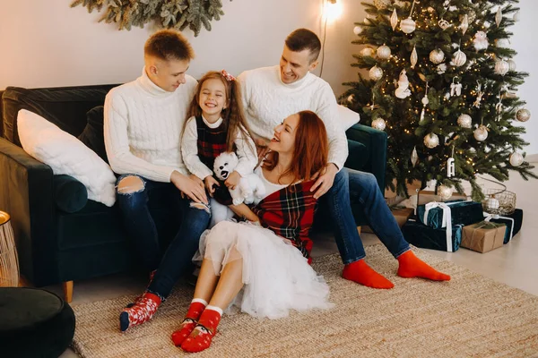 Retrato Cerca Una Familia Feliz Sentada Sofá Cerca Árbol Navidad —  Fotos de Stock