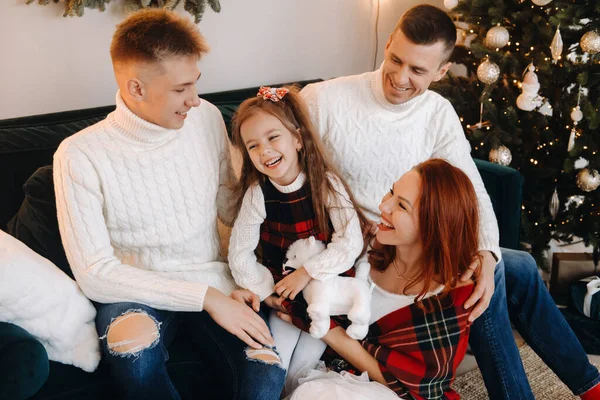 Retrato Cerca Una Familia Feliz Sentada Sofá Cerca Árbol Navidad —  Fotos de Stock