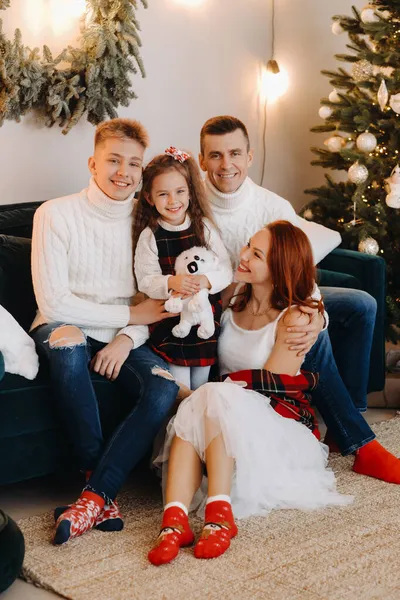 Retrato Cerca Una Familia Feliz Sentada Sofá Cerca Árbol Navidad —  Fotos de Stock