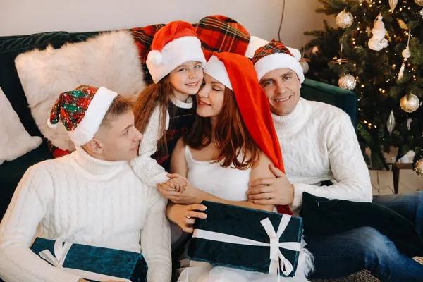 Retrato Cerca Una Familia Feliz Sentada Sofá Cerca Árbol Navidad —  Fotos de Stock