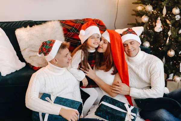 Retrato Cerca Una Familia Feliz Sentada Sofá Cerca Árbol Navidad —  Fotos de Stock