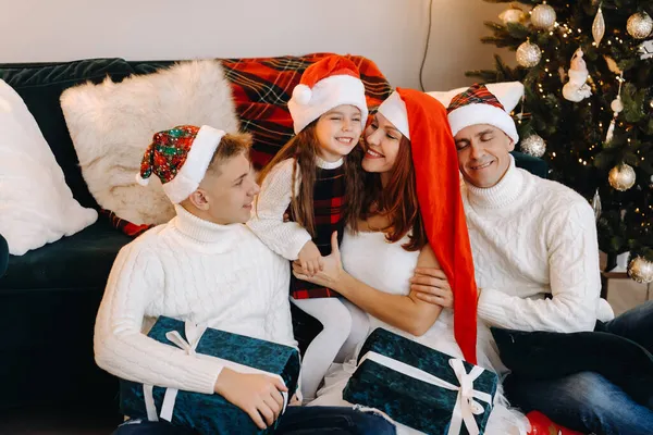 Retrato Cerca Una Familia Feliz Sentada Sofá Cerca Árbol Navidad —  Fotos de Stock