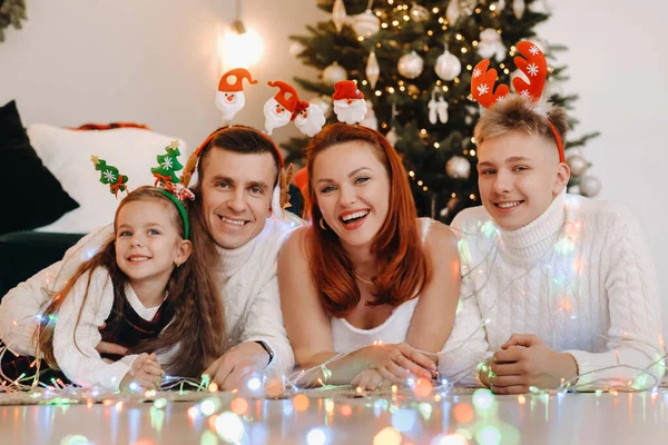 Retrato Cerca Una Familia Feliz Tendida Cerca Árbol Navidad Celebrando —  Fotos de Stock