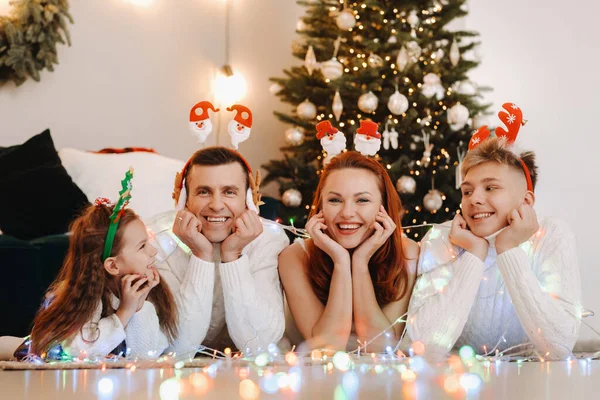 Retrato Cerca Una Familia Feliz Tendida Cerca Árbol Navidad Celebrando —  Fotos de Stock