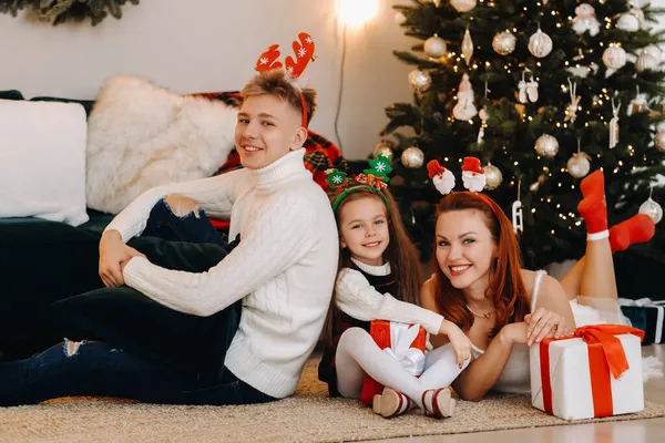Una Familia Feliz Está Acostada Suelo Casa Con Regalos Año —  Fotos de Stock