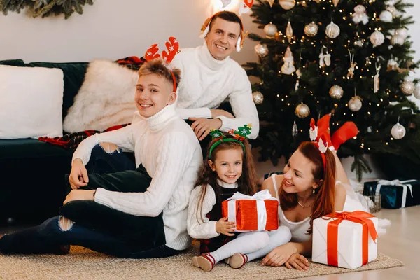 Familia Feliz Cerca Del Árbol Navidad Con Regalos —  Fotos de Stock