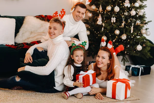 Familia Feliz Cerca Del Árbol Navidad Con Regalos —  Fotos de Stock