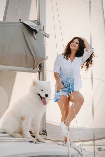 Щаслива Жінка Великим Білим Собакою Білій Яхті Морі — стокове фото