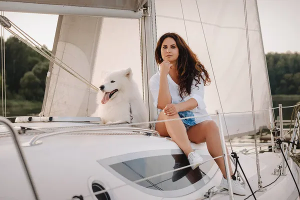 Une Femme Heureuse Avec Grand Chien Blanc Sur Yacht Blanc — Photo