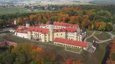 Nesvizh Kalesi 'nin sonbahar manzarası ve park yeri. Beyaz Rusya