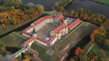 Nesvizh Kalesi 'nin sonbahar manzarası ve park yeri. Beyaz Rusya
