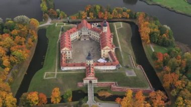 Nesvizh Kalesi 'nin sonbahar manzarası ve park yeri. Beyaz Rusya