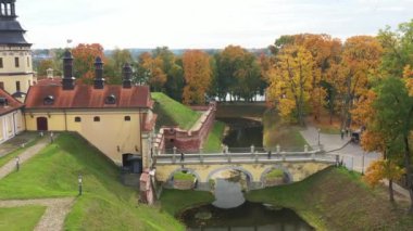 Nesvizh Kalesi 'nin sonbahar manzarası ve park yeri. Beyaz Rusya