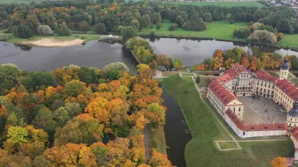 Top udsigt over efteråret Nesvizh Slot og park. Hviderusland – Stock-video