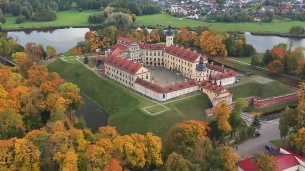 Ovanifrån av hösten Nesvizh slott och park. Vitryssland — Stockvideo