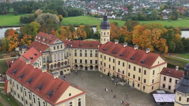 Ovanifrån av hösten Nesvizh slott och park. Vitryssland — Stockvideo