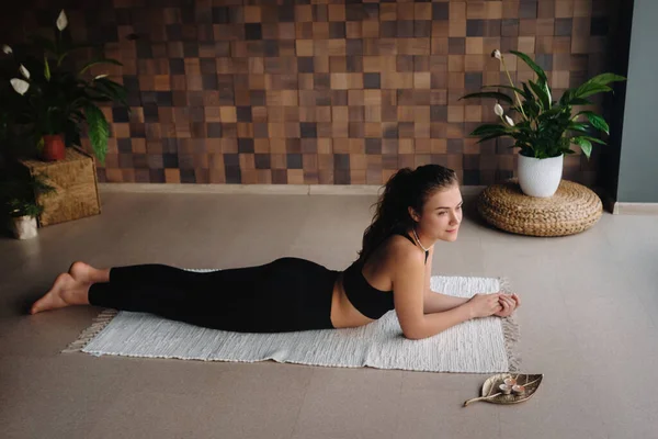 Ung Kvinna Svarta Kläder Gör Yoga Ett Modernt Gym — Stockfoto