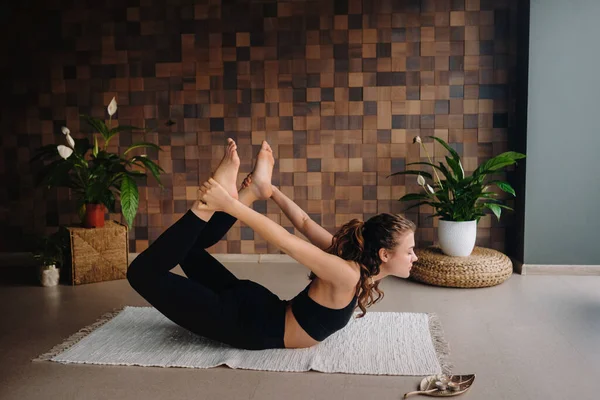 Una Joven Vestida Negro Está Haciendo Yoga Gimnasio Moderno Concepto — Foto de Stock