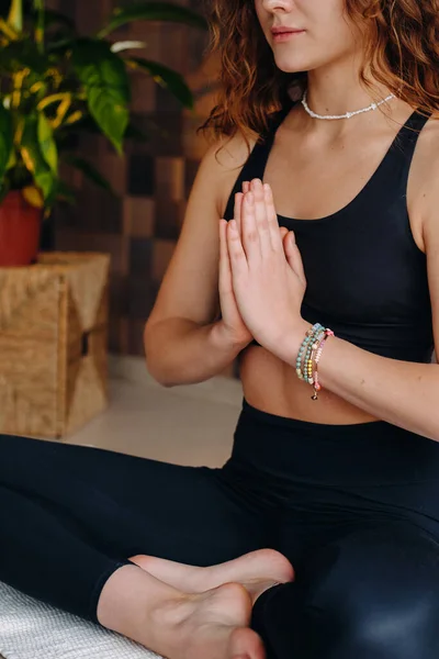 一位身穿黑衣的年轻女子正在一家现代体操馆做瑜伽 健康的概念 — 图库照片