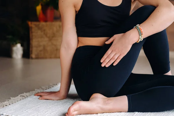 一个穿着黑色衣服的年轻女子在现代体操馆做瑜伽的特写镜头 健康的概念 — 图库照片