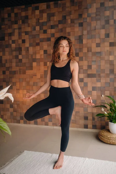 Una Joven Vestida Negro Está Haciendo Yoga Gimnasio Moderno Concepto — Foto de Stock