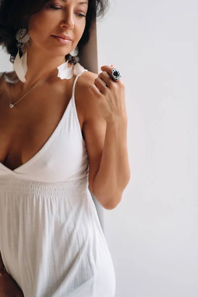 Una Mujer Vestido Blanco Interior Brillante Concepto Relajación — Foto de Stock