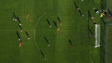 Futbol oynayan oyuncuların olduğu bir spor sahasının en üst görüntüsü. Belarus 'un caddesinde küçük bir futbol sahası.
